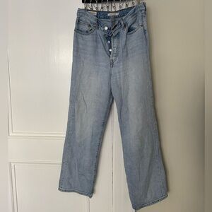 Light-wash ribcage Levi’s size 28